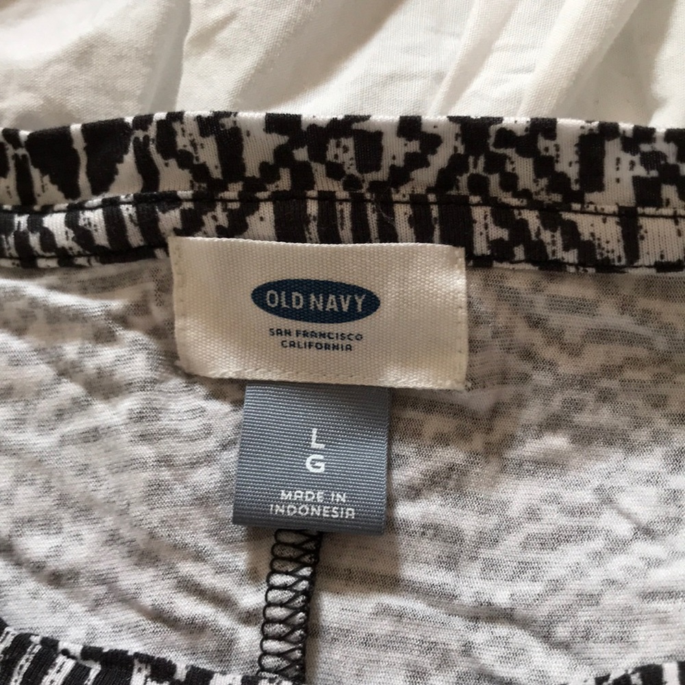 Old Navy tee size large - Picture 3 of 8